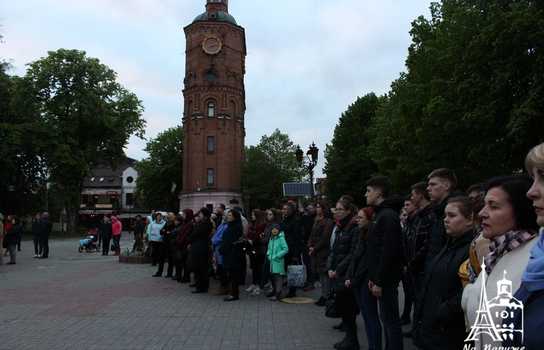 Новини Вінниці / «Символ Перемоги» із трьохсот лампадок виклали у центрі Вінниці перед Меморіалом Слави (ФОТО, ВІДЕО)