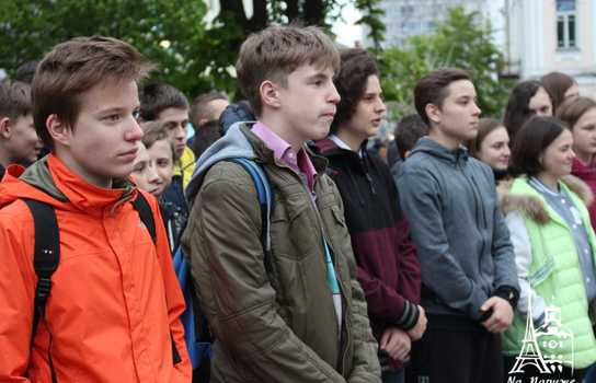 Новини Вінниці / «Символ Перемоги» із трьохсот лампадок виклали у центрі Вінниці перед Меморіалом Слави (ФОТО, ВІДЕО)