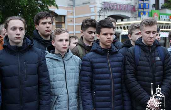 Новини Вінниці / «Символ Перемоги» із трьохсот лампадок виклали у центрі Вінниці перед Меморіалом Слави (ФОТО, ВІДЕО)