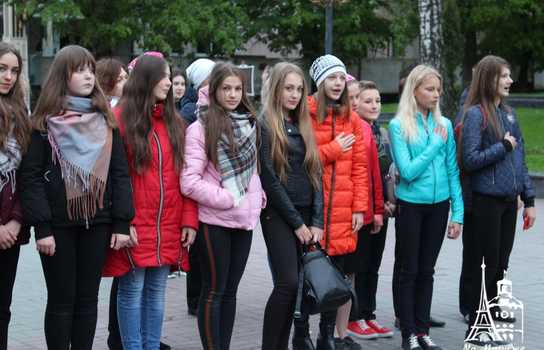 Новини Вінниці / «Символ Перемоги» із трьохсот лампадок виклали у центрі Вінниці перед Меморіалом Слави (ФОТО, ВІДЕО)