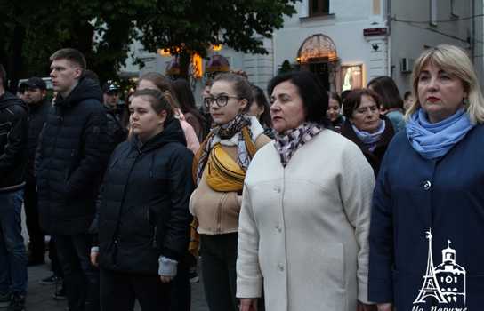 Новини Вінниці / «Символ Перемоги» із трьохсот лампадок виклали у центрі Вінниці перед Меморіалом Слави (ФОТО, ВІДЕО)