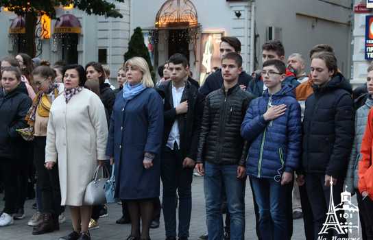 Новини Вінниці / «Символ Перемоги» із трьохсот лампадок виклали у центрі Вінниці перед Меморіалом Слави (ФОТО, ВІДЕО)