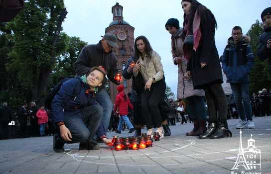 Новини Вінниці / «Символ Перемоги» із трьохсот лампадок виклали у центрі Вінниці перед Меморіалом Слави (ФОТО, ВІДЕО)