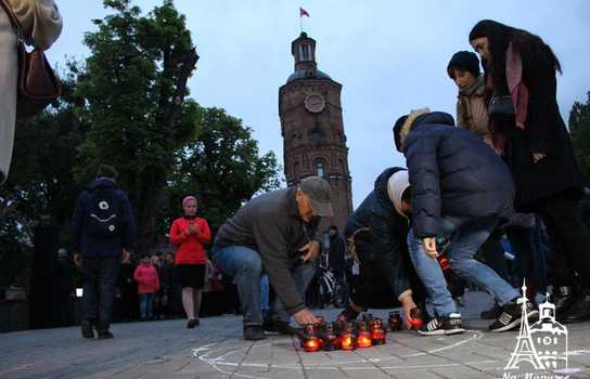 Новини Вінниці / «Символ Перемоги» із трьохсот лампадок виклали у центрі Вінниці перед Меморіалом Слави (ФОТО, ВІДЕО)