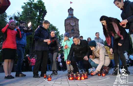 Новини Вінниці / «Символ Перемоги» із трьохсот лампадок виклали у центрі Вінниці перед Меморіалом Слави (ФОТО, ВІДЕО)