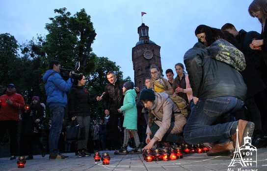 Новини Вінниці / «Символ Перемоги» із трьохсот лампадок виклали у центрі Вінниці перед Меморіалом Слави (ФОТО, ВІДЕО)