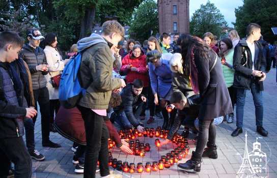 Новини Вінниці / «Символ Перемоги» із трьохсот лампадок виклали у центрі Вінниці перед Меморіалом Слави (ФОТО, ВІДЕО)