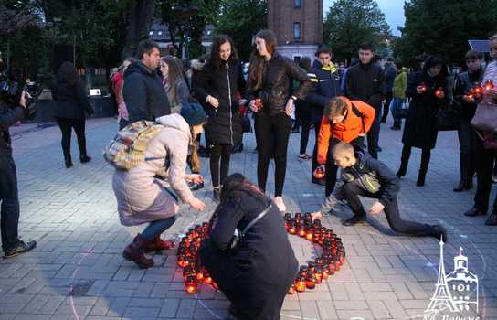 Новини Вінниці / «Символ Перемоги» із трьохсот лампадок виклали у центрі Вінниці перед Меморіалом Слави (ФОТО, ВІДЕО)