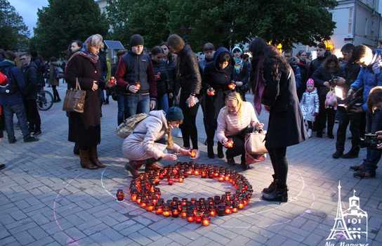 Новини Вінниці / «Символ Перемоги» із трьохсот лампадок виклали у центрі Вінниці перед Меморіалом Слави (ФОТО, ВІДЕО)