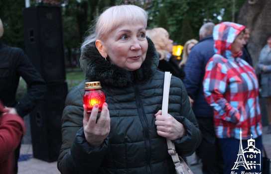 Новини Вінниці / «Символ Перемоги» із трьохсот лампадок виклали у центрі Вінниці перед Меморіалом Слави (ФОТО, ВІДЕО)
