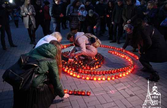 Новини Вінниці / «Символ Перемоги» із трьохсот лампадок виклали у центрі Вінниці перед Меморіалом Слави (ФОТО, ВІДЕО)