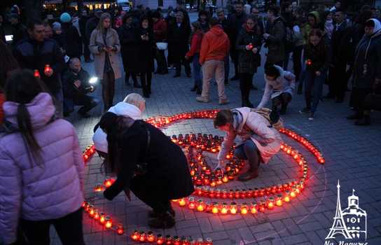 Новини Вінниці / «Символ Перемоги» із трьохсот лампадок виклали у центрі Вінниці перед Меморіалом Слави (ФОТО, ВІДЕО)
