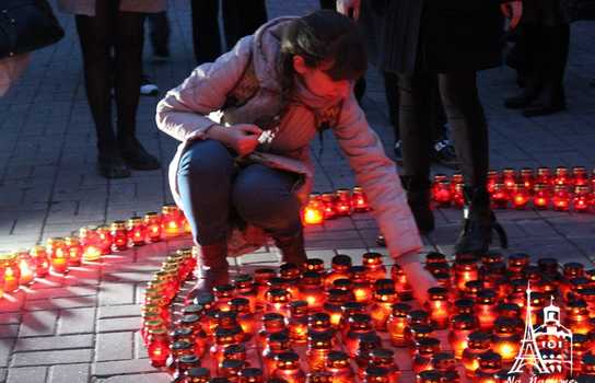 Новини Вінниці / «Символ Перемоги» із трьохсот лампадок виклали у центрі Вінниці перед Меморіалом Слави (ФОТО, ВІДЕО)