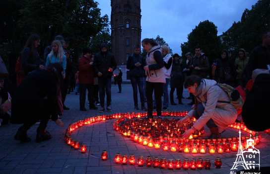 Новини Вінниці / «Символ Перемоги» із трьохсот лампадок виклали у центрі Вінниці перед Меморіалом Слави (ФОТО, ВІДЕО)