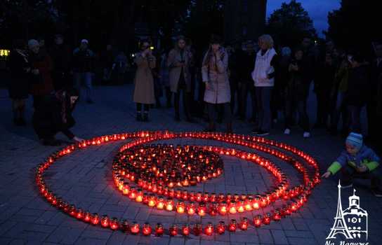 Новини Вінниці / «Символ Перемоги» із трьохсот лампадок виклали у центрі Вінниці перед Меморіалом Слави (ФОТО, ВІДЕО)