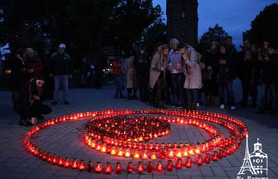 Новини Вінниці / «Символ Перемоги» із трьохсот лампадок виклали у центрі Вінниці перед Меморіалом Слави (ФОТО, ВІДЕО)