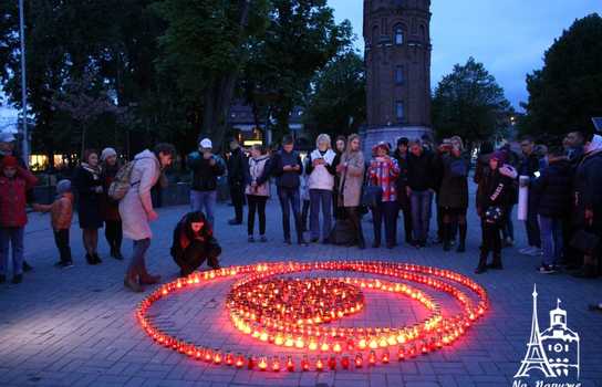 Новини Вінниці / «Символ Перемоги» із трьохсот лампадок виклали у центрі Вінниці перед Меморіалом Слави (ФОТО, ВІДЕО)