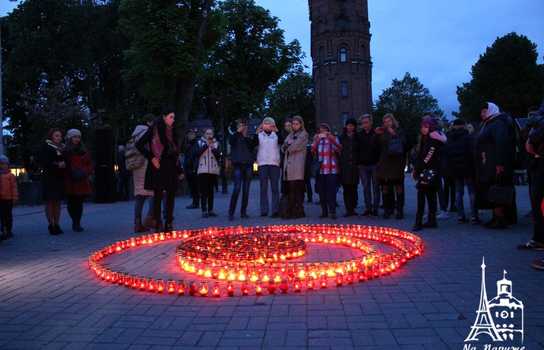 Новини Вінниці / «Символ Перемоги» із трьохсот лампадок виклали у центрі Вінниці перед Меморіалом Слави (ФОТО, ВІДЕО)