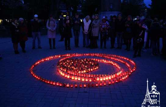 Новини Вінниці / «Символ Перемоги» із трьохсот лампадок виклали у центрі Вінниці перед Меморіалом Слави (ФОТО, ВІДЕО)