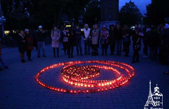 Новини Вінниці / «Символ Перемоги» із трьохсот лампадок виклали у центрі Вінниці перед Меморіалом Слави (ФОТО, ВІДЕО)