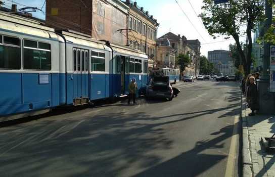 Новини Вінниці / Через ДТП у центрі Вінниці у пікову годину зупинився рух трамваїв (ФОТО) 