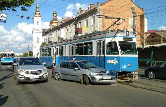 Новини Вінниці / Через ДТП у центрі Вінниці у пікову годину зупинився рух трамваїв (ФОТО) 