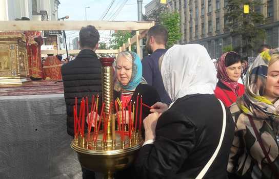 Новини Вінниці / Молебень біля могили Макарія. У Вінниці кілька сотень вірян Московського патріархату провели акцію поруч зі собором ПЦУ 