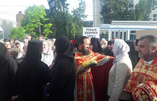 Новини Вінниці / Молебень біля могили Макарія. У Вінниці кілька сотень вірян Московського патріархату провели акцію поруч зі собором ПЦУ 