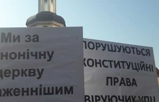 Новини Вінниці / Молебень біля могили Макарія. У Вінниці кілька сотень вірян Московського патріархату провели акцію поруч зі собором ПЦУ 