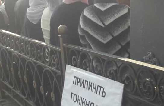 Новини Вінниці / Молебень біля могили Макарія. У Вінниці кілька сотень вірян Московського патріархату провели акцію поруч зі собором ПЦУ 