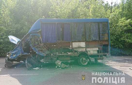 Новини Вінниці / Іномарка та автобус із 19 пасажирами зіткнулись на Вінниччині: четверо людей травмовано, один загинув (ФОТО)