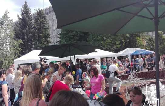 Новини Вінниці / Як відзначали День Європи у центрі Вінниці, поки свято не «прикрасила» злива (ФОТО)  