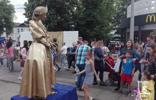 Новини Вінниці / Як відзначали День Європи у центрі Вінниці, поки свято не «прикрасила» злива (ФОТО)  