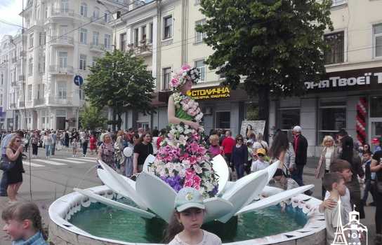 Новини Вінниці / Як відзначали День Європи у центрі Вінниці, поки свято не «прикрасила» злива (ФОТО)  