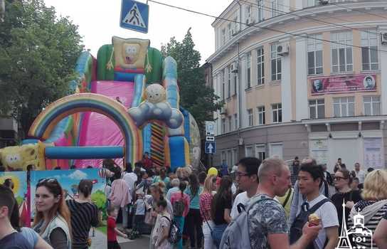 Новини Вінниці / Як відзначали День Європи у центрі Вінниці, поки свято не «прикрасила» злива (ФОТО)  