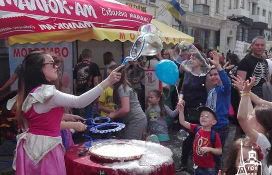 Новини Вінниці / Як відзначали День Європи у центрі Вінниці, поки свято не «прикрасила» злива (ФОТО)  