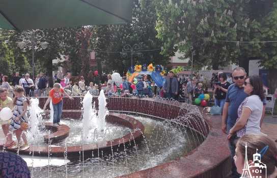 Новини Вінниці / Як відзначали День Європи у центрі Вінниці, поки свято не «прикрасила» злива (ФОТО)  