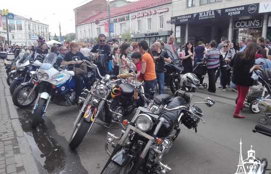 Новини Вінниці / Як відзначали День Європи у центрі Вінниці, поки свято не «прикрасила» злива (ФОТО)  