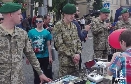Новини Вінниці / Як відзначали День Європи у центрі Вінниці, поки свято не «прикрасила» злива (ФОТО)  