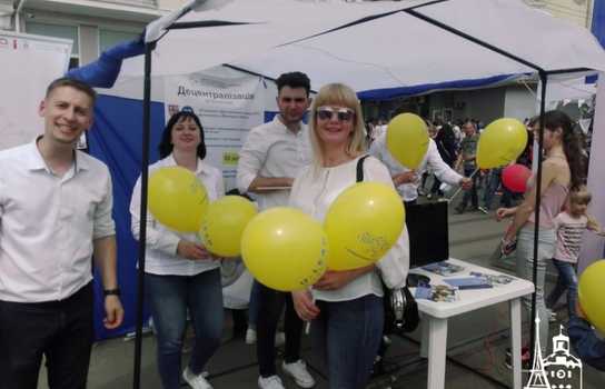 Новини Вінниці / Як відзначали День Європи у центрі Вінниці, поки свято не «прикрасила» злива (ФОТО)  