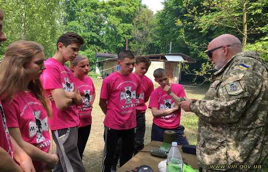 Новини Вінниці / Учасники гри «Сокіл» («Джура») на Вінниччині знайомились зі зброєю та спілкувались із ветеранами АТО (ФОТО)