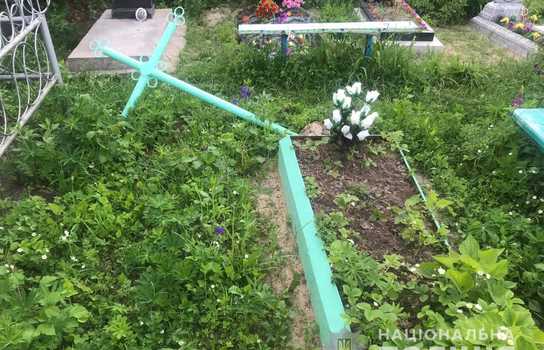 Новини Вінниці / У селі на Вінниччині підліток пошкодив 60 хрестів та пам’ятників на кладовищі: каже, таким чином хотів заспокоїтися (ФОТО) 