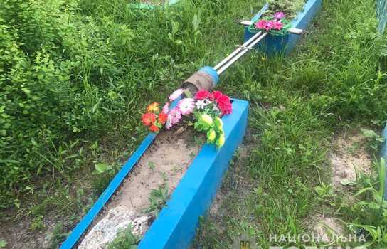 Новини Вінниці / У селі на Вінниччині підліток пошкодив 60 хрестів та пам’ятників на кладовищі: каже, таким чином хотів заспокоїтися (ФОТО) 