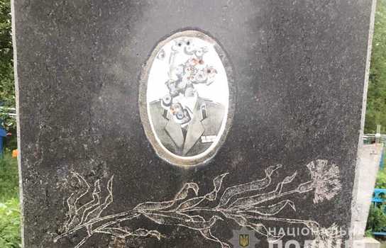 Новини Вінниці / У селі на Вінниччині підліток пошкодив 60 хрестів та пам’ятників на кладовищі: каже, таким чином хотів заспокоїтися (ФОТО) 