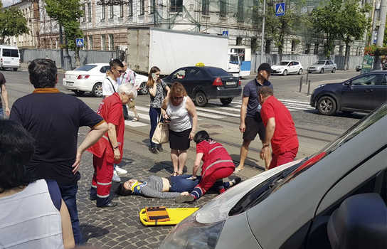 Новини Вінниці / ДТП у центрі Вінниці: для порятунку непритомної дівчини приїхало дві карети швидкої. Подробиці (ФОТО)