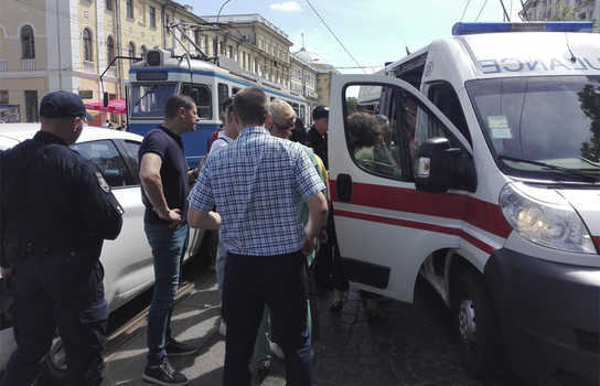 Новини Вінниці / ДТП у центрі Вінниці: для порятунку непритомної дівчини приїхало дві карети швидкої. Подробиці (ФОТО)