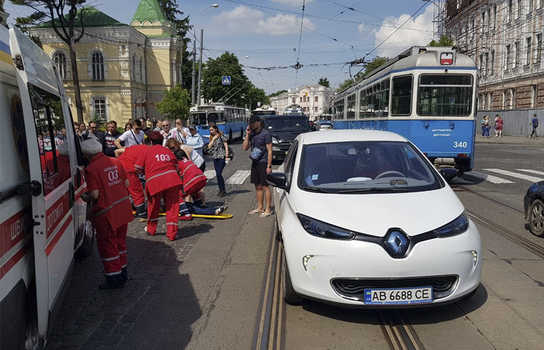 Новини Вінниці / ДТП у центрі Вінниці: для порятунку непритомної дівчини приїхало дві карети швидкої. Подробиці (ФОТО)