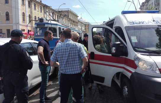 Новини Вінниці / ДТП у центрі Вінниці: для порятунку непритомної дівчини приїхало дві карети швидкої. Подробиці (ФОТО)