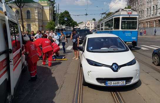 Новини Вінниці / ДТП у центрі Вінниці: для порятунку непритомної дівчини приїхало дві карети швидкої. Подробиці (ФОТО)