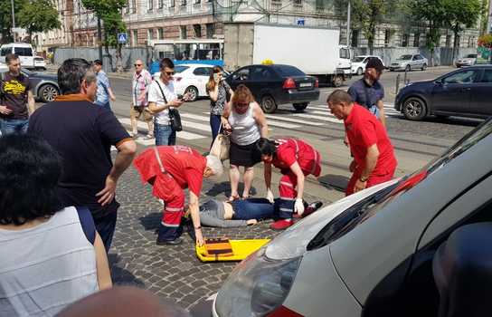 Новини Вінниці / ДТП у центрі Вінниці: для порятунку непритомної дівчини приїхало дві карети швидкої. Подробиці (ФОТО)